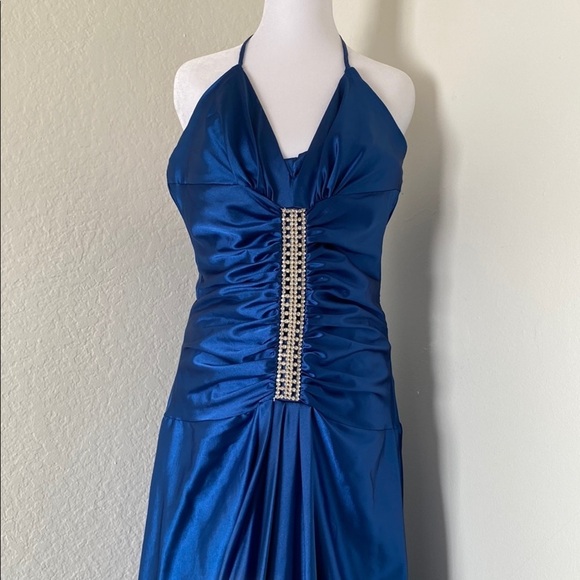 Elegant Blue Halter Evening Gown - Picture 2 of 9